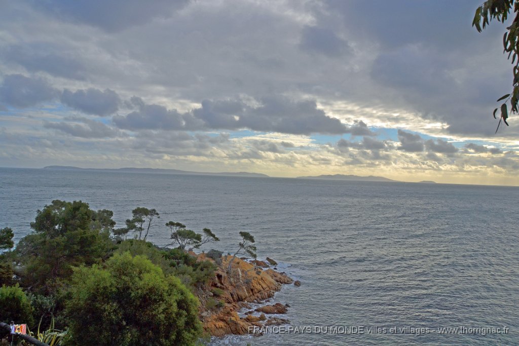 Pointe du Layet Le Lavandou 4.JPG - Vue sur les iles du Levant et de Port Cros depuis la Pointe du Layet.  Le 05 décembre sous la pluie.